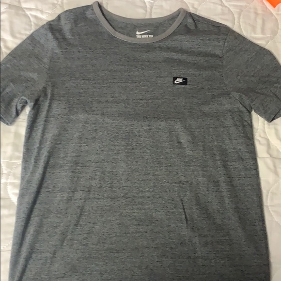 Gray Nike shirt - Picture 1 of 2